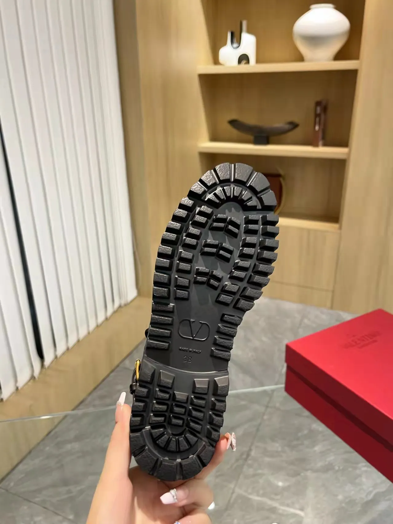 👟👟Ex-factory price 540👟👟 𝑉𝐴𝐿𝐸𝑁𝑇𝐼𝑁𝑂 Valentino's new autumn and winter Martin boots. The unique [V logo fabric print pattern] brings out a full sense of high-end, worth buying★Absolutely high-grade❥Original method Absolute sensibility❥Elegant style Create a different feeling, simple and elegant style!  Fabric: fabric printed cloth + imported cowhide. Lining: inner sheepskin. Bronze large buckle with high-end printing. Color: black, brown. Size: 35-41. (42 customized items cannot be returned or exchanged)